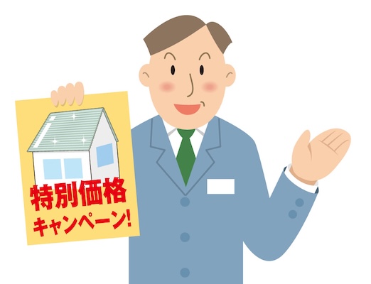 外壁塗装を検討する際には、必ず数社の塗装業者から相見積もりを取るのが鉄則ですが、何度も打ち合わせを行なったり、実際に見積もりに来てもらうのもなかなか面倒くさいですよね。知り合いに塗装業者がいない場合には、家を建てたハウスメーカーや大工さんに相談して業者を決める方も多くいらっしゃいます。しかし、外壁塗装は新築や塗り替えから10年近く経った時期に行うことが多いので、疎遠になってしまっていることもあります。そうなると、ポストに投函された訪問業者のチラシなどを見て依頼することになります。すべての訪問業者が悪いとは言いませんが、親身になって作業を行なってくれる業者を見つけるのは難しいですね。外壁塗装の知識が薄い状態で、訪問業者などから出された見積もりを信じてしまうのはとても危険です。一般的な相場よりも高い金額で依頼してしまうことにも繋がりますよ。