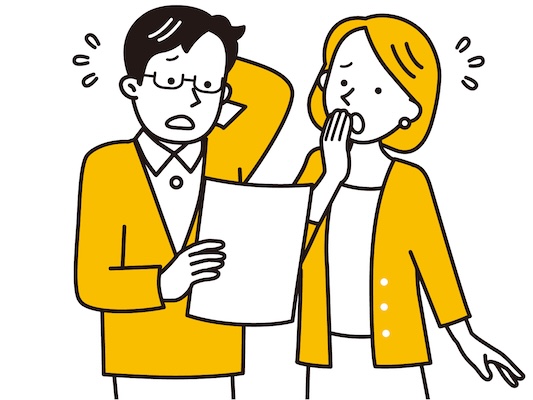 外壁塗装の見積もりは、基本的に現地調査を行ったうえで計算されることが多いです。同じ外壁塗装工事を行うとしても、実際の建物の状態によって、下地調整に必要な工程が変わることがあるからです。サイディングの劣化に補修が必要な場合や、付帯部分の取り替えが必要な場合にも、外壁塗装の総額は変わってしまいます。工事が始まってからわかる補修箇所によって、追加費用がかかってしまうこともあります。現地調査では目視による診断になるので、実際の劣化状態を完全に把握することはできません。仮設足場が組まれてから、屋根の上の劣化や軒天の傷み具合などが明らかになることもあります。多少の劣化補修であれば、そのまま修復して作業を行ってくれる事もありますが、軒天の張替えや漆喰のやり変えなどの他業種の工事が必要になってしまうと、追加費用がかかる場合があります。想定外の追加工事を避けるには、現状から起こり得る可能性を見積もりの段階で説明してもらう事が大事ですね。最初から必要な工事を載せていない業者は問題外ですが、施主様本人で何が必要な工事かを判断するのは難しいので、数社からの相見積もりはとても重要になります。