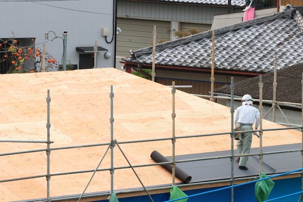 下地調整の重要なポイント4　ひび割れ、クラック補修（屋根）