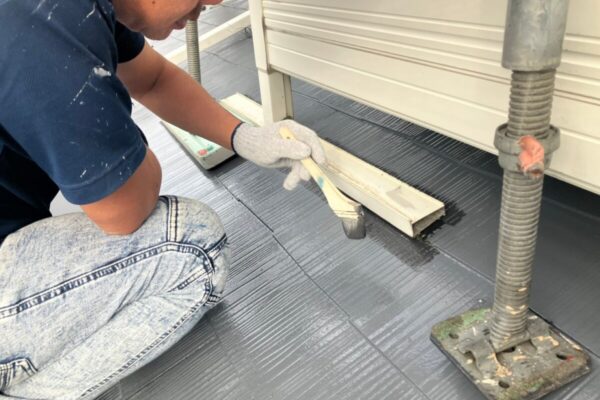 神奈川県横浜市　屋根塗装工事　ダメ込みの塗装作業