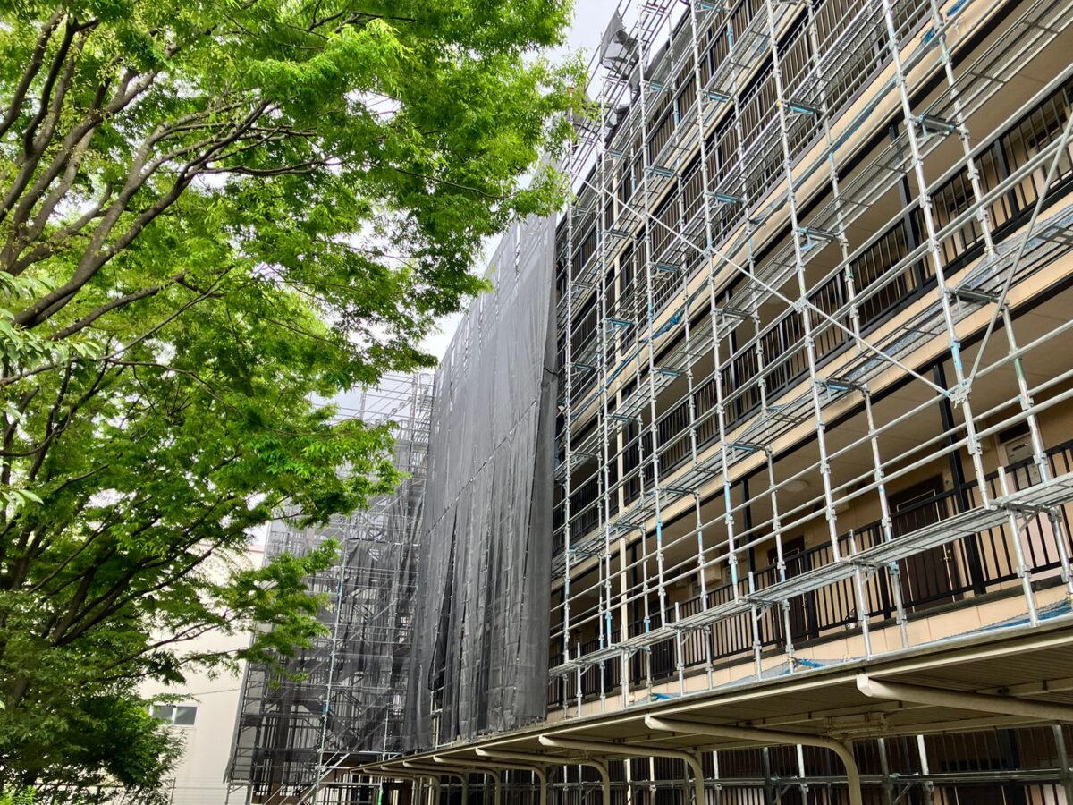 神奈川県横浜市　外壁塗装工事　マンション　大規模仮設足場設置