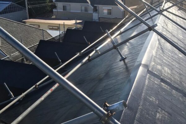 神奈川県横浜市　屋根・外壁塗装工事　急勾配屋根は屋根足場が必要です！