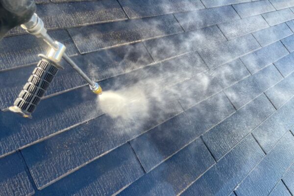 神奈川県横浜市　屋根塗装・外壁塗装工事　屋根の高圧洗浄作業