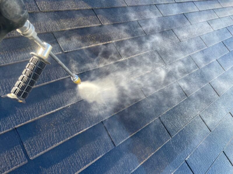 神奈川県横浜市　屋根塗装・外壁塗装工事　屋根の高圧洗浄作業