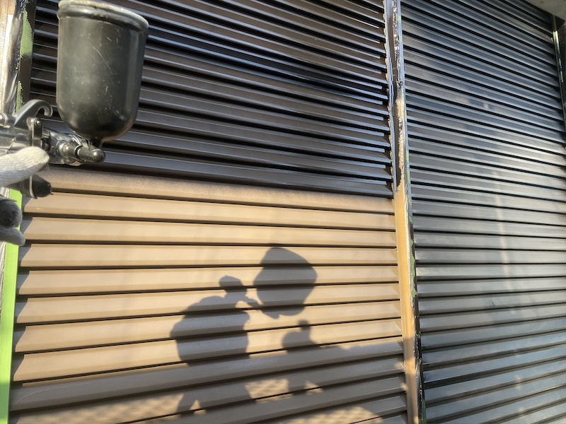 神奈川県相模原市　外壁塗装工事　付帯部　雨戸の吹き付け塗装
