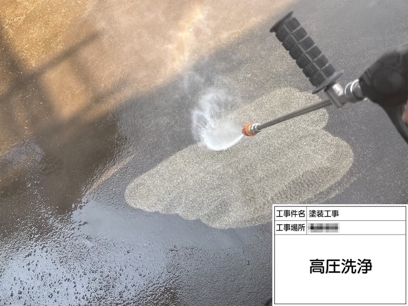 土間コンクリートの長年の黒ずみ汚れを高圧洗浄できれいにしました！｜神奈川県横浜市