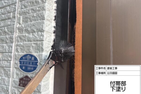 刷毛を使って窓枠を塗装しました！｜神奈川県横浜市