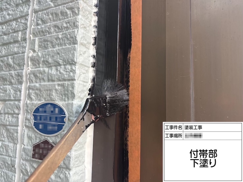 刷毛を使って窓枠を塗装しました！｜神奈川県横浜市