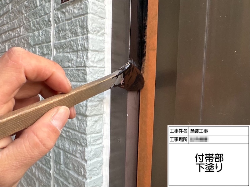 刷毛を使って窓枠を塗装しました！｜神奈川県横浜市