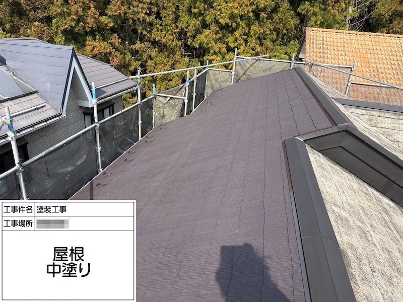 スレート屋根の塗装に欠かせない縁切り工程 タスペーサーを設置しました!|神奈川県相模原市